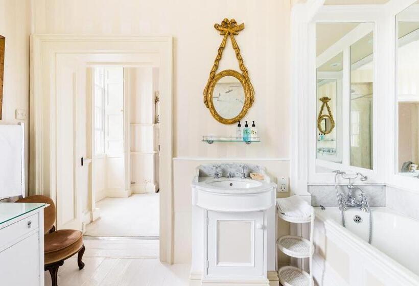 جناح ديلوكس سرير كينج, Upper Court