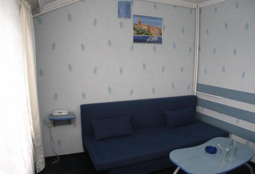 스탠다드 트리플 발코니 룸, Family Hotel Yagoda88