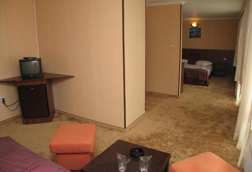 스탠다드 트리플 발코니 룸, Family Hotel Yagoda88