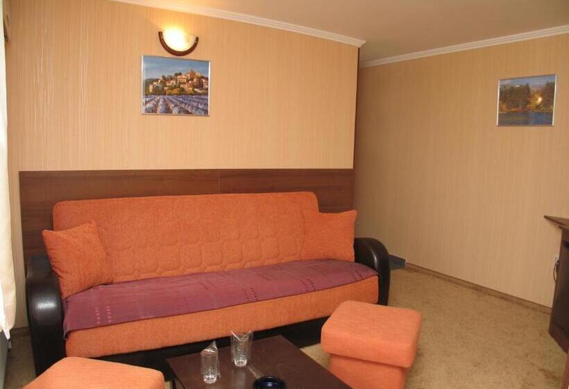 스탠다드 트리플 발코니 룸, Family Hotel Yagoda88