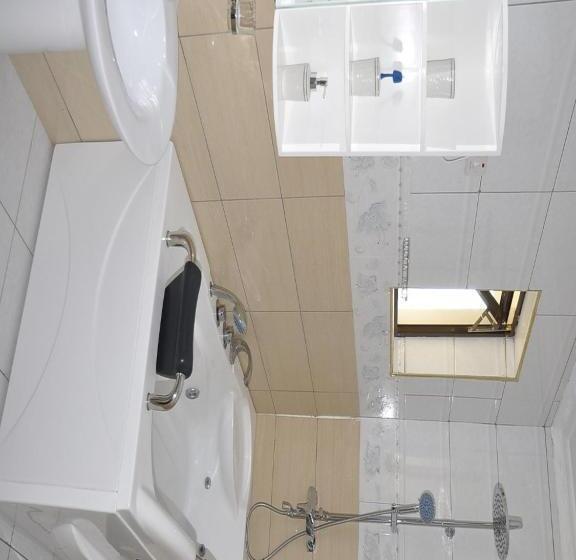 سوئیت پنت هاوس, Monalisa