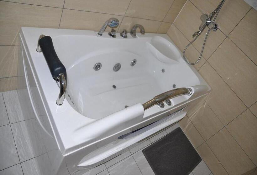 سوئیت پنت هاوس, Monalisa