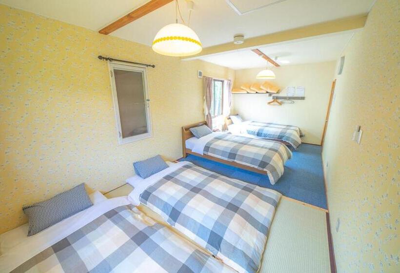 חדר סטנדרטי לארבעה עם חדר אמבטיה משותף, Daisen Backpackers