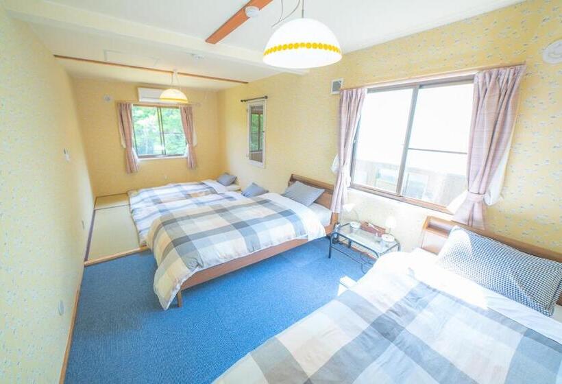 חדר סטנדרטי לארבעה עם חדר אמבטיה משותף, Daisen Backpackers