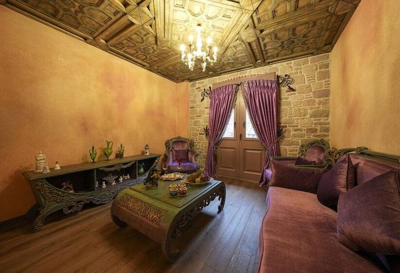 جناح جونيور, Naz Su Cunda