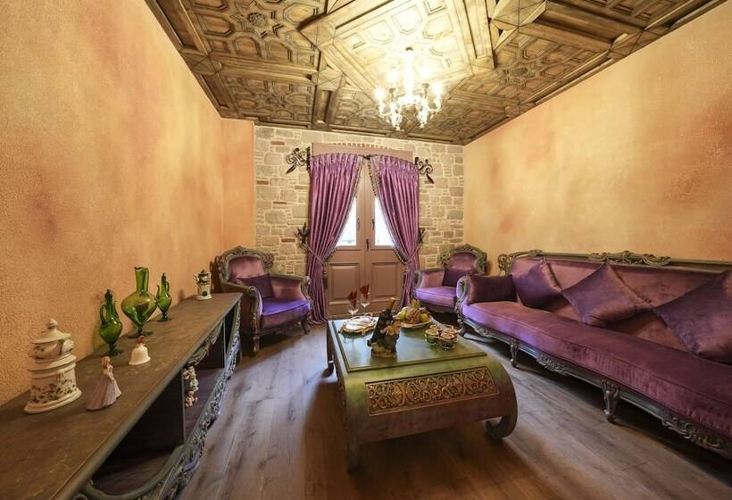 جناح جونيور, Naz Su Cunda