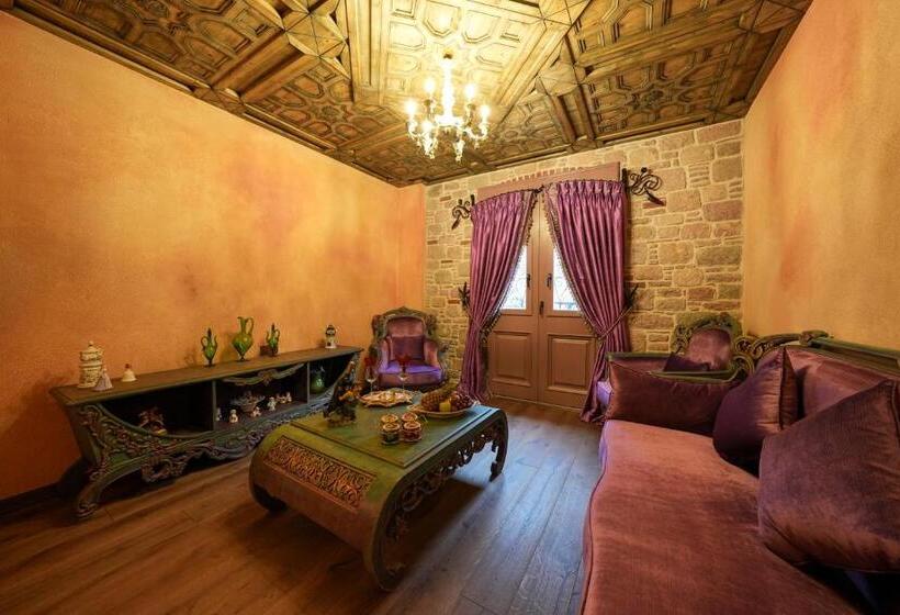 جناح جونيور, Naz Su Cunda