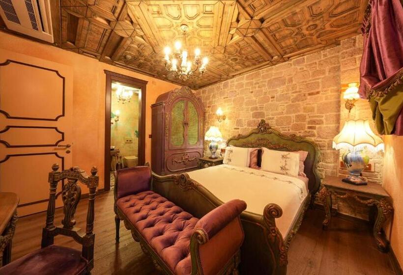 جناح جونيور, Naz Su Cunda