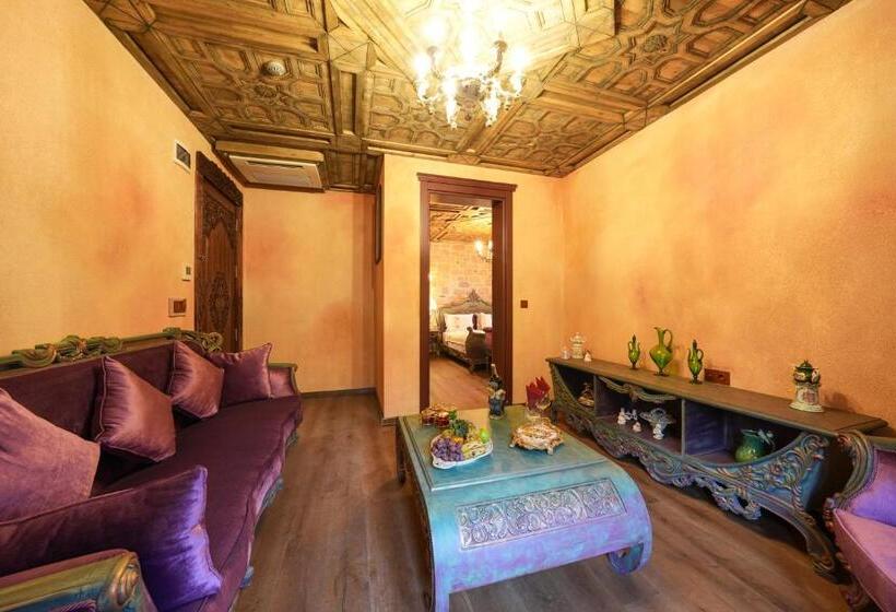 جناح جونيور, Naz Su Cunda