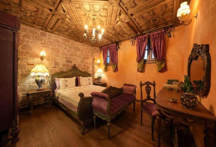 جناح جونيور, Naz Su Cunda