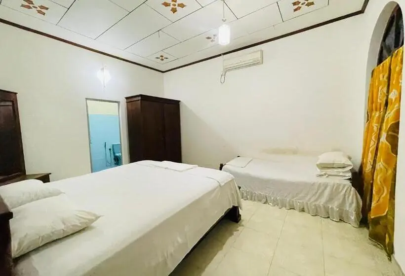 Deluxe Kolmen Hengen Huone, Shalomi S Villa & Happy Home