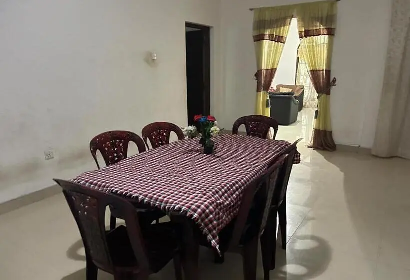 Deluxe Kolmen Hengen Huone, Shalomi S Villa & Happy Home
