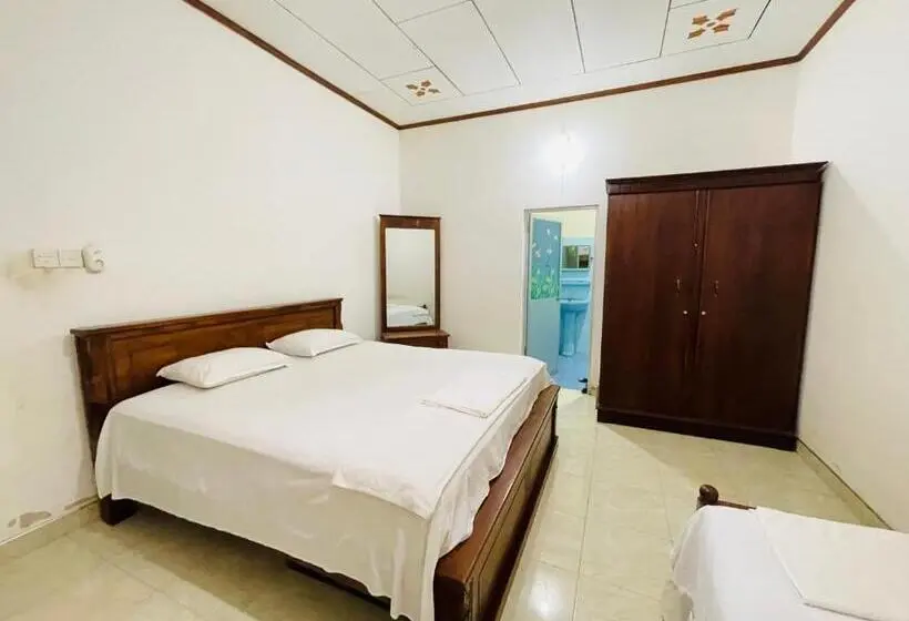 Deluxe Kolmen Hengen Huone, Shalomi S Villa & Happy Home
