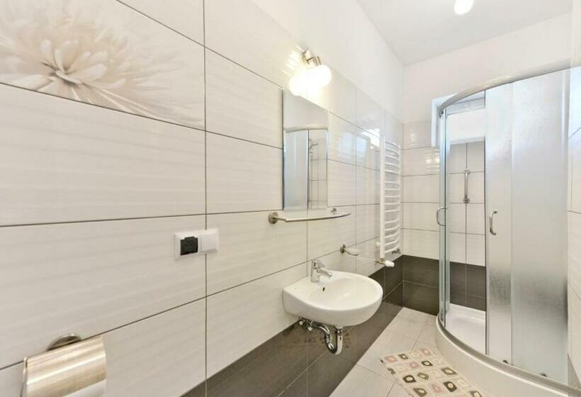 اتاق استاندارد سه نفره, Dukat