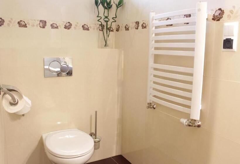 اتاق استاندارد سه نفره, Dukat