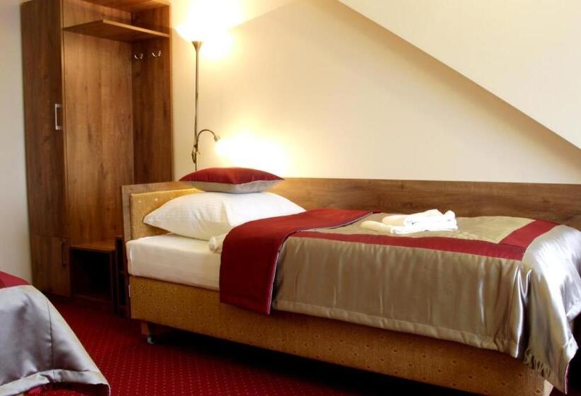 اتاق استاندارد سه نفره, Dukat