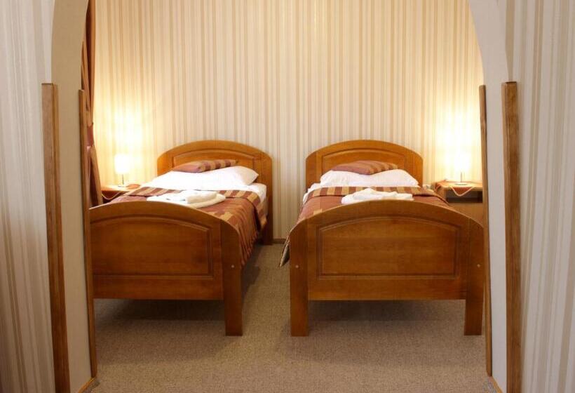 اتاق استاندارد سه نفره, Dukat