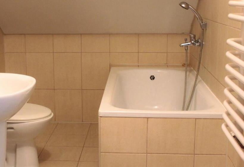 Economy Triple Room, Dukat