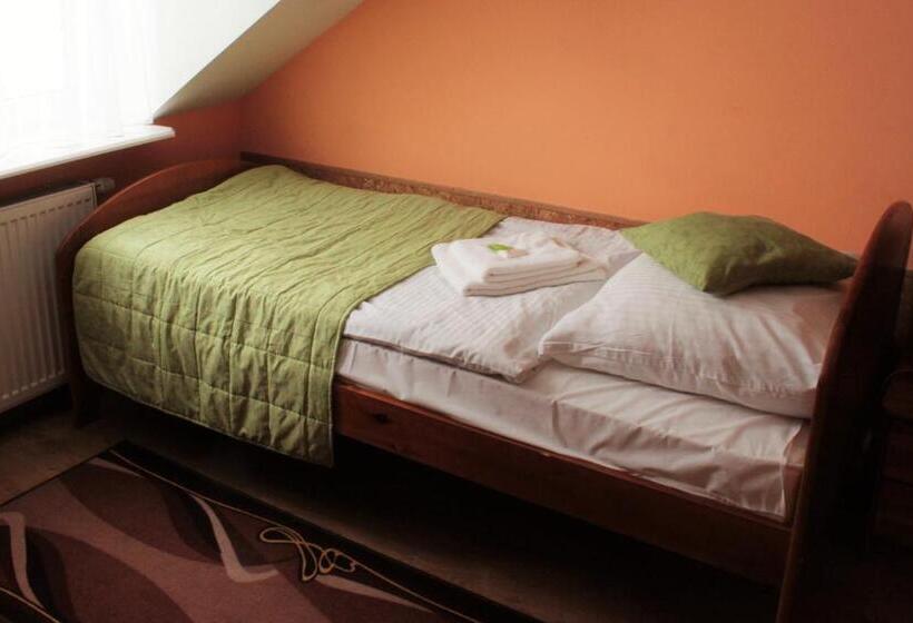 Economy Triple Room, Dukat