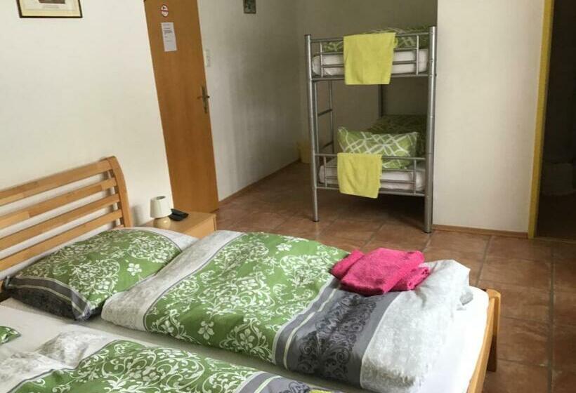 חדר משפחתי נוף להרים, Guesthouse Mountain View