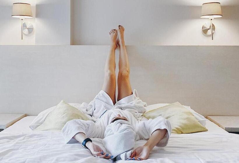 Comfort room with balcony, Holimo