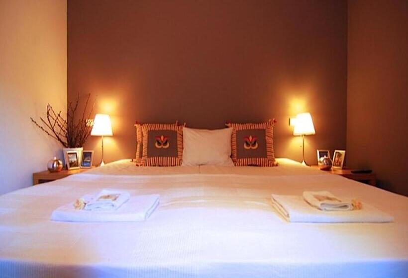 سوییت, Karolinka Guest House