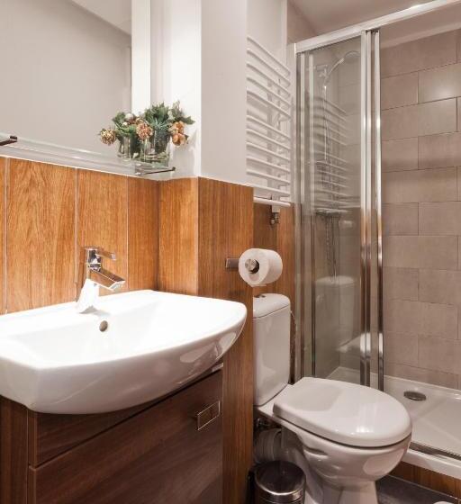 استودیوی سوپریور, Karolinka Guest House