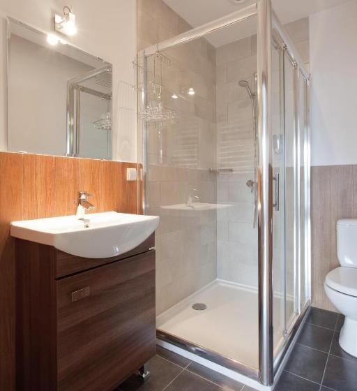 استودیوی سوپریور, Karolinka Guest House