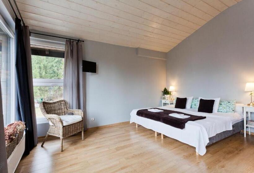 استودیوی سوپریور, Karolinka Guest House