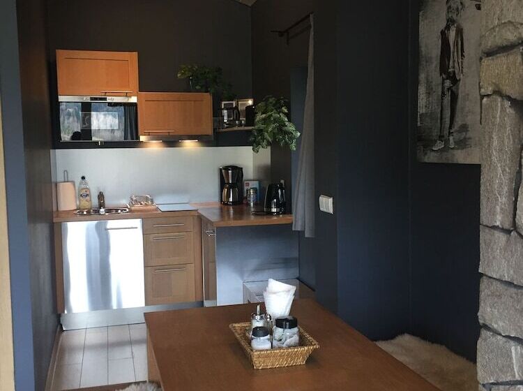 استودیوی سوپریور, Karolinka Guest House