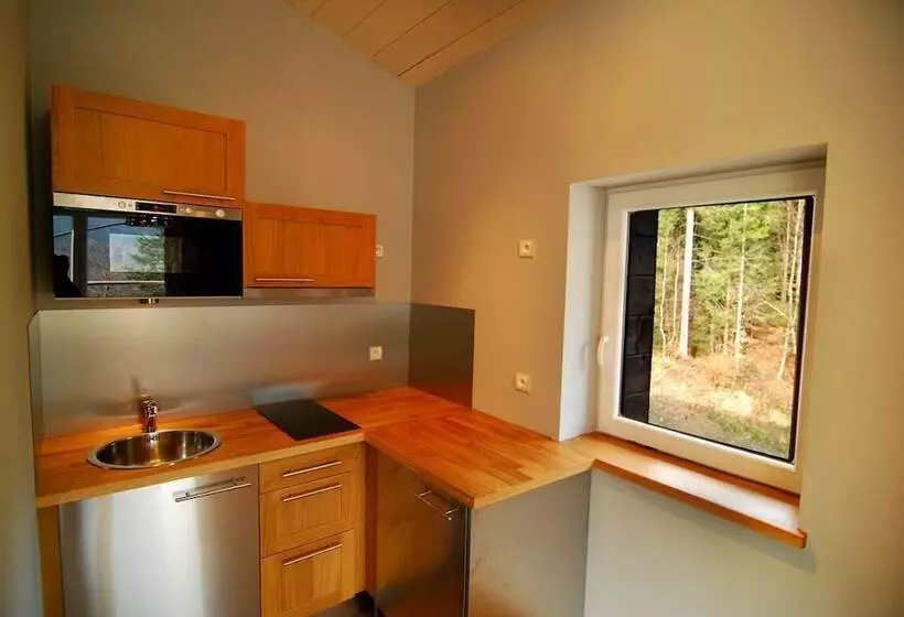 استودیوی سوپریور, Karolinka Guest House