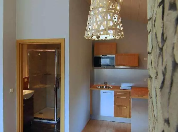 استودیوی سوپریور, Karolinka Guest House