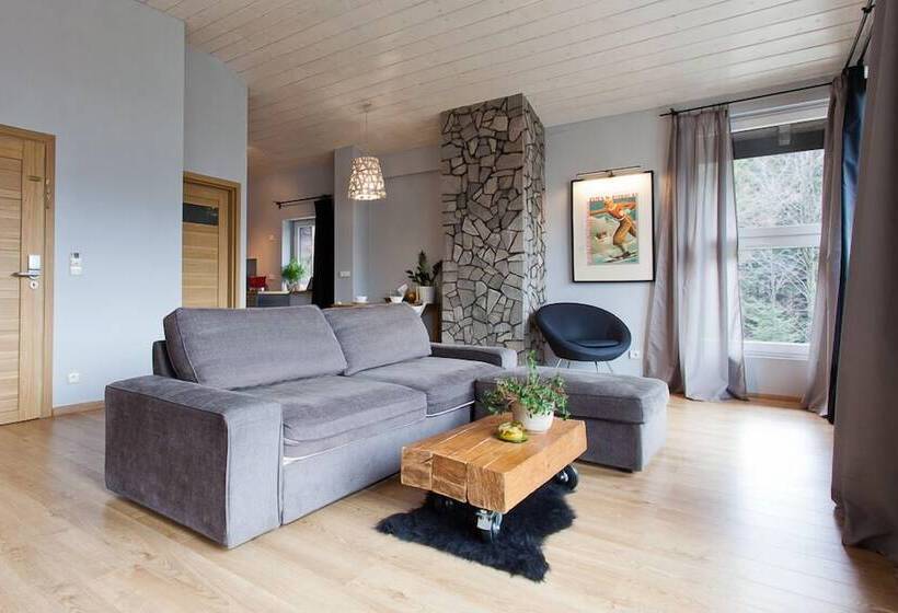 استودیوی سوپریور, Karolinka Guest House