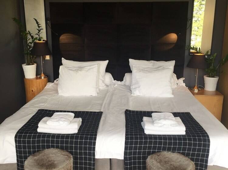 استودیوی سوپریور, Karolinka Guest House