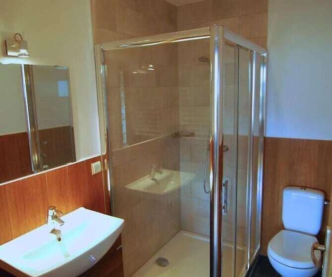 استودیوی سوپریور, Karolinka Guest House