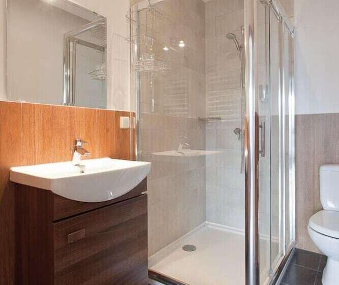 استودیوی سوپریور, Karolinka Guest House