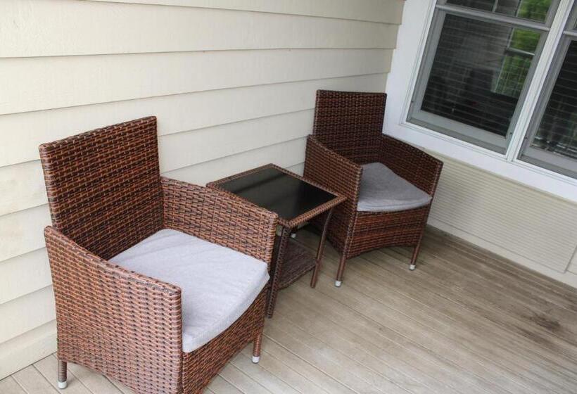 Suite with lake view, Mill Creek