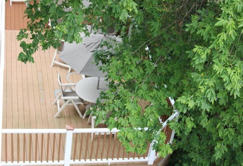 Suite with lake view, Mill Creek
