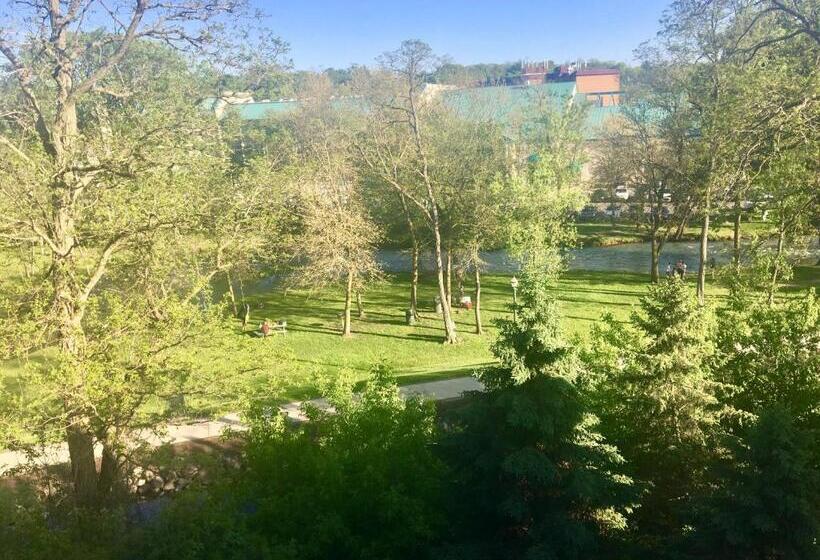 Suite with lake view, Mill Creek