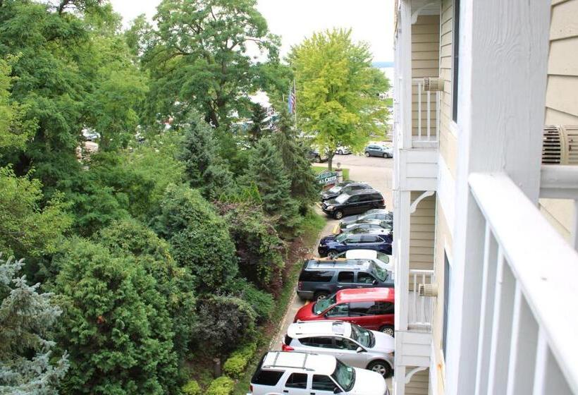 Suite with lake view, Mill Creek