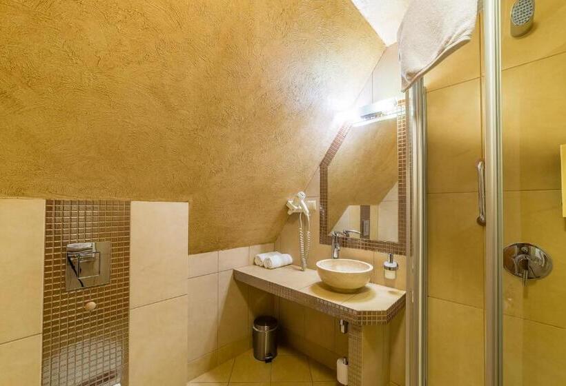 اتاق اکونومی, Burkaty