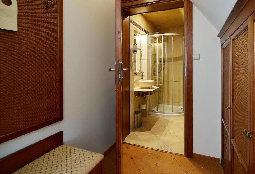 Economy Triple Room, Burkaty