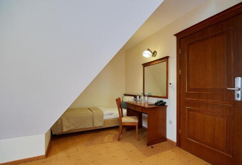 Economy Triple Room, Burkaty