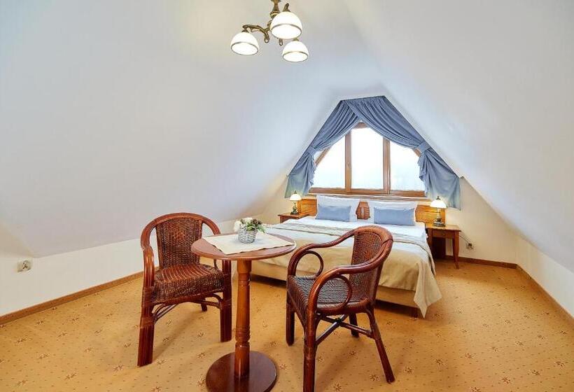 Economy Triple Room, Burkaty