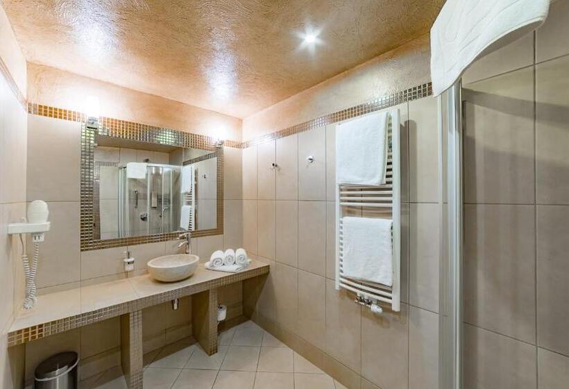 اتاق لوکس سه تخته, Burkaty