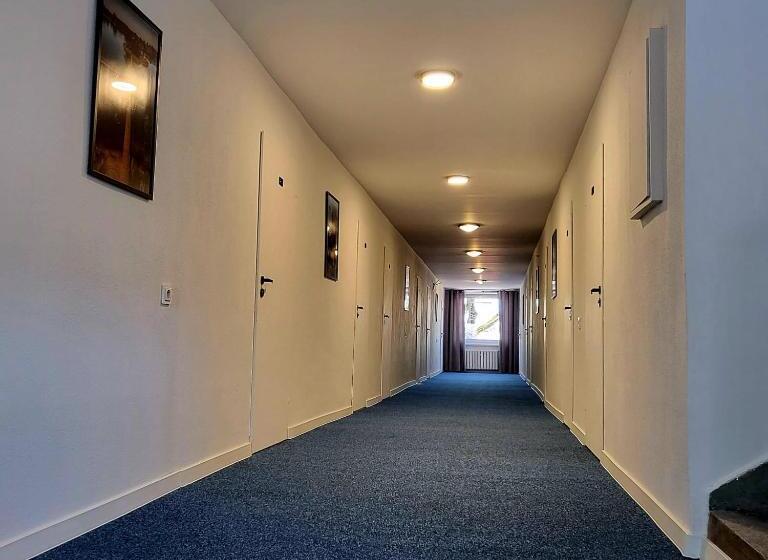 חדר סטנדרט לשלושה, Piast