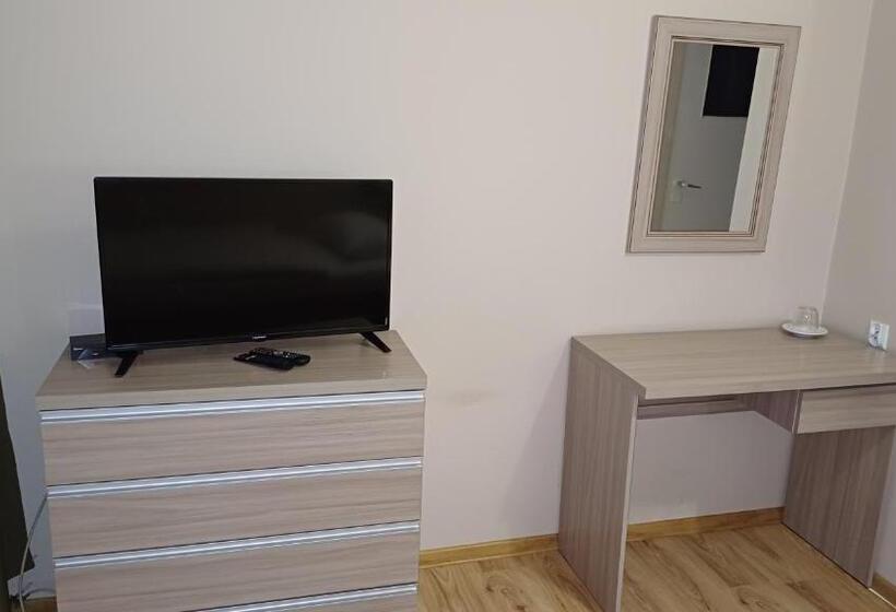 חדר סטנדרט לשלושה, Piast