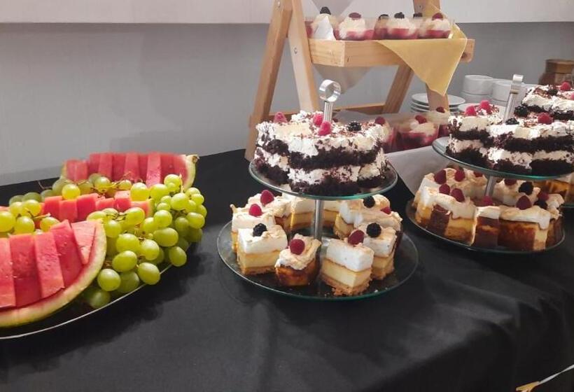 חדר סטנדרט לשלושה, Piast