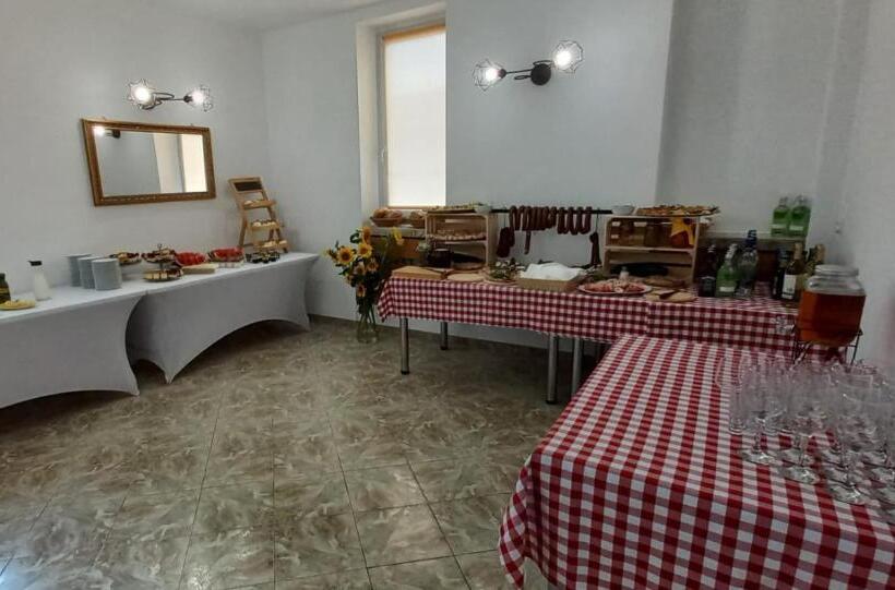 חדר סטנדרט לשלושה, Piast