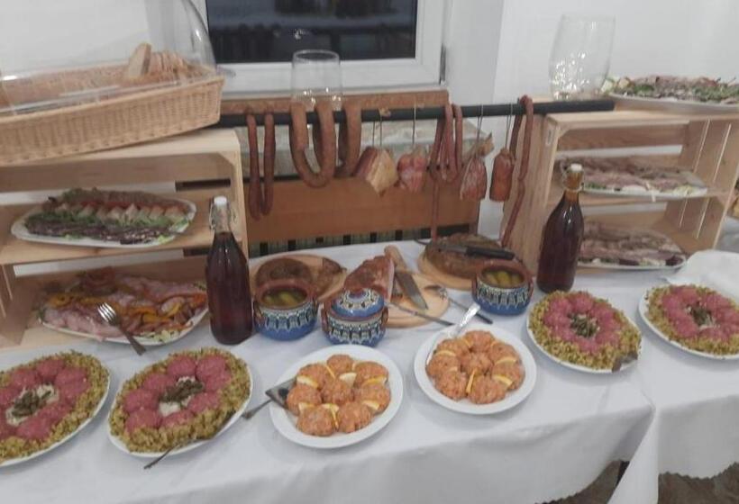 חדר סטנדרט לשלושה, Piast